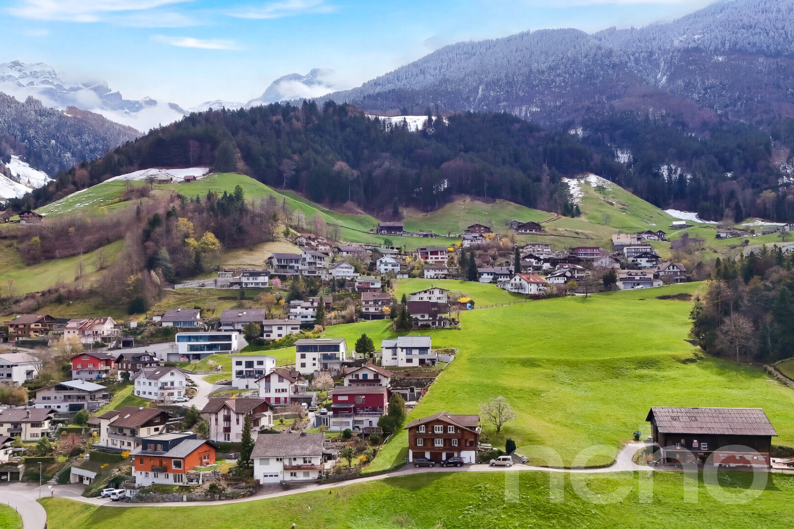 vue sur la montagne avec mountain view, vue sur la montagne, aerial view, day time, et residential view