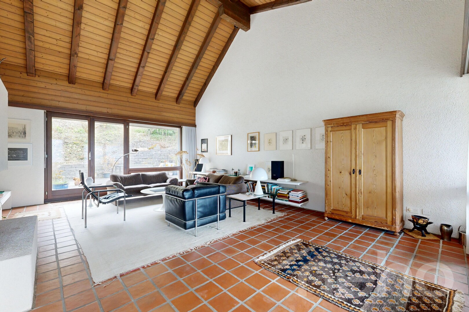salon avec plafond haut, high ceiling, inside property, plafond voûté, et vaulted ceiling