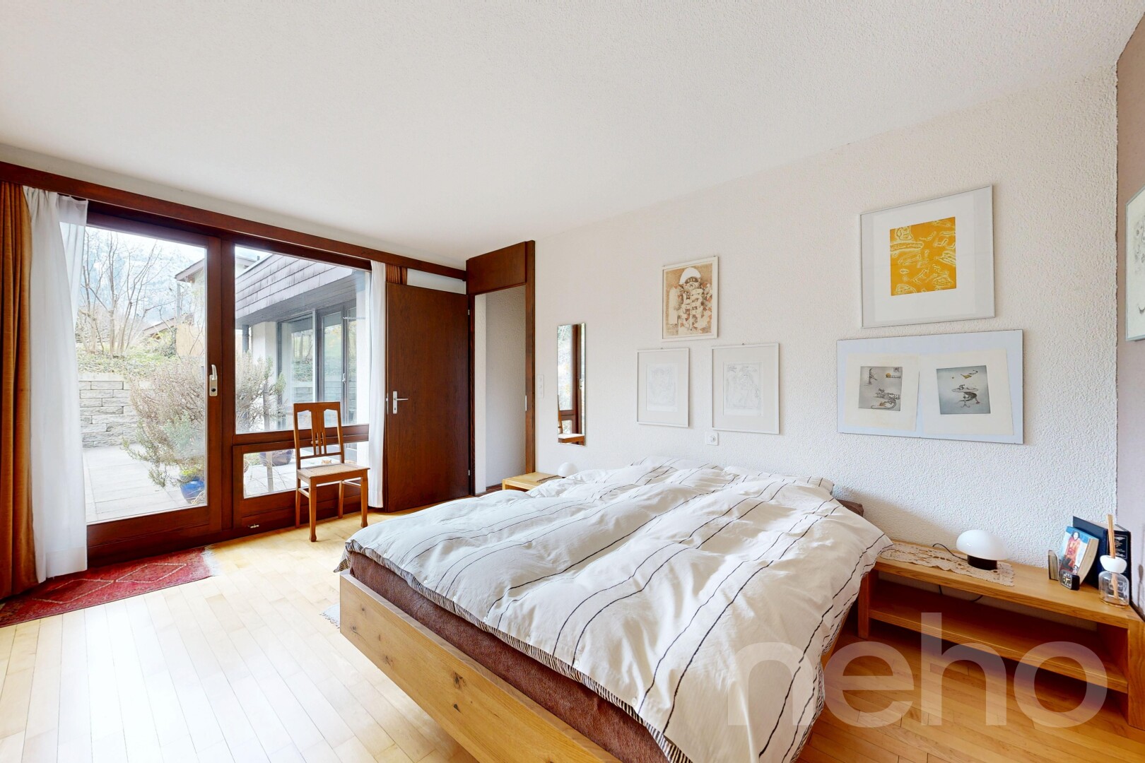 chambre avec accès à l'extérieur, sol en finition bois, wood finish floor, inside property, et lumière naturelle