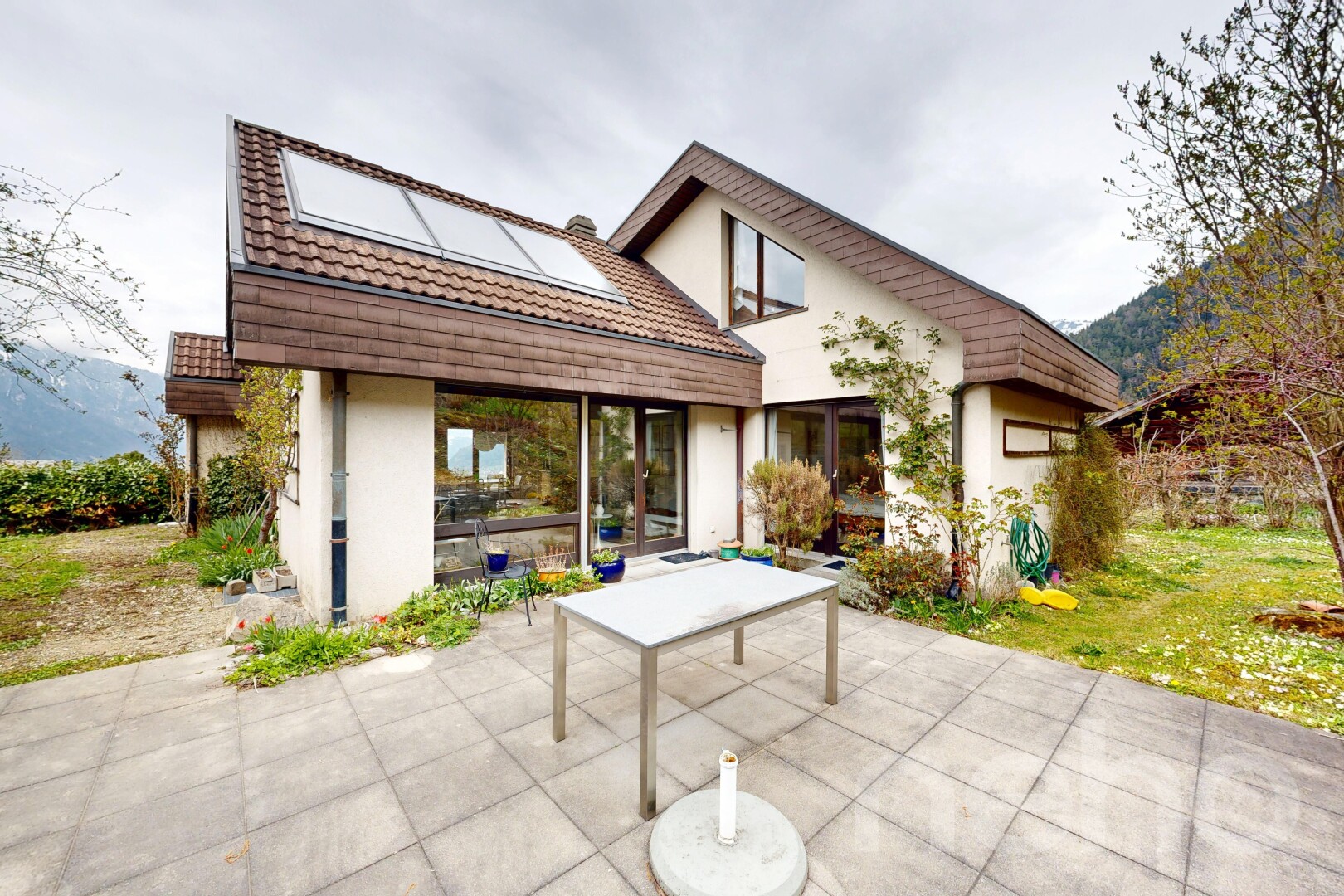 façade avec bardage en stuc, from property, overcast, panneaux solaires, et terrasse
