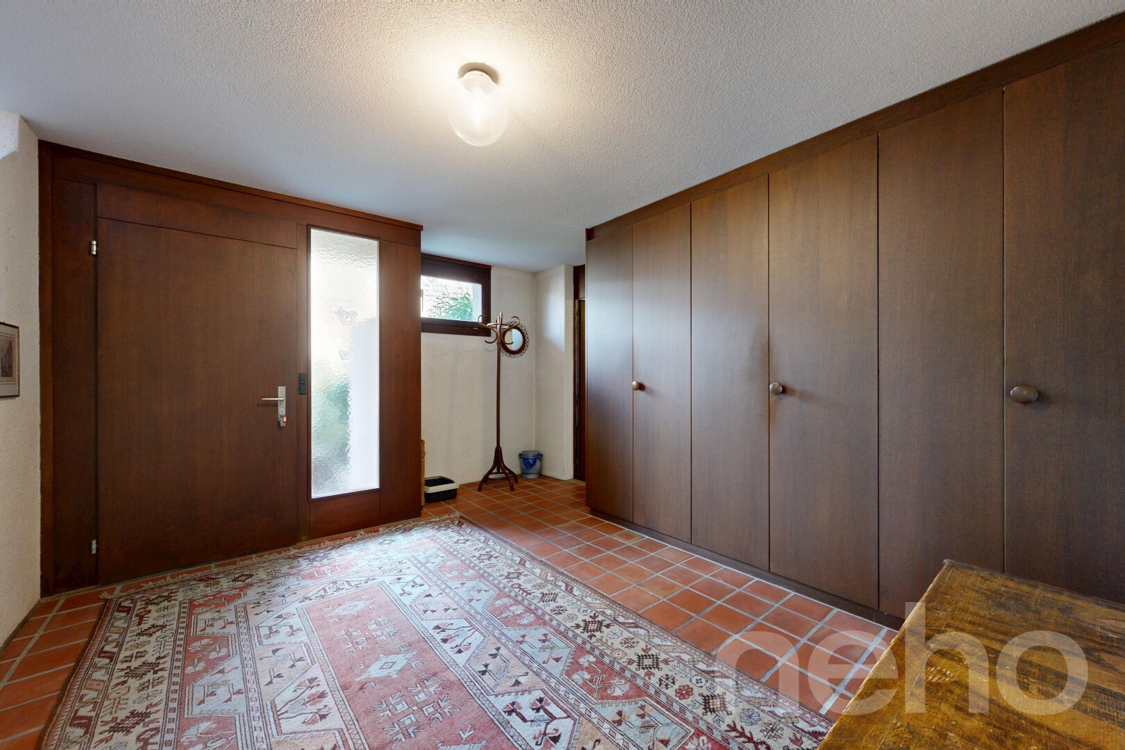 chambre avec light floor, placard, textured ceiling, plafond texturé, et natural light