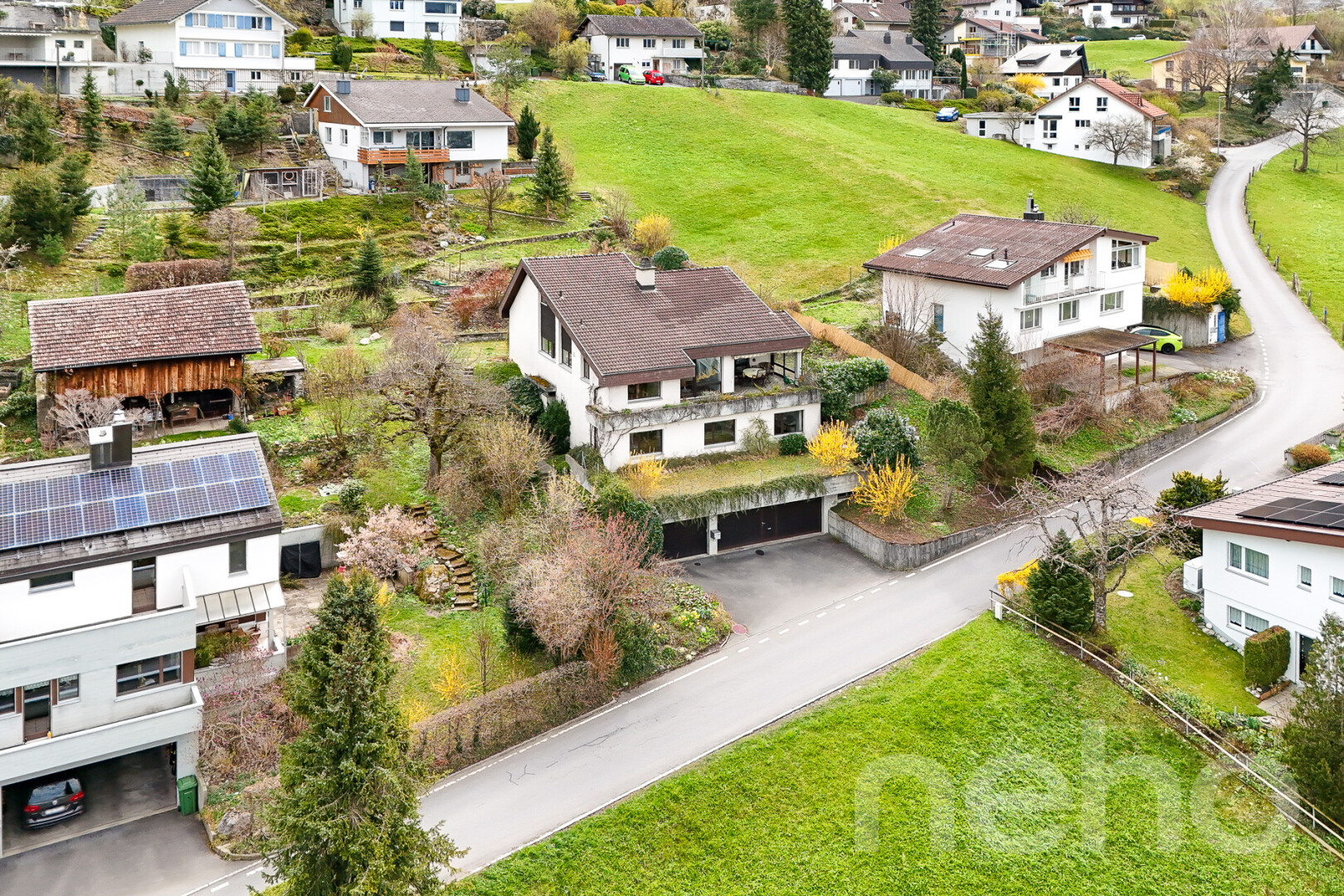 façade avec garage intégré, allée, pelouse, balcon, et residential view
