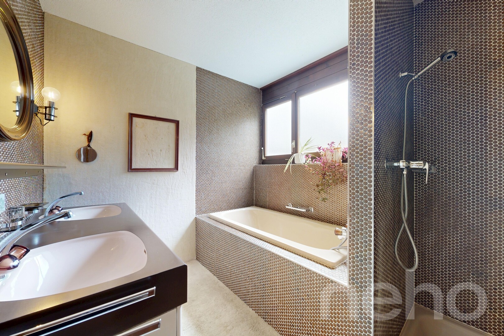 salle de bains avec miroir, bain, douche, natural light, et inside property