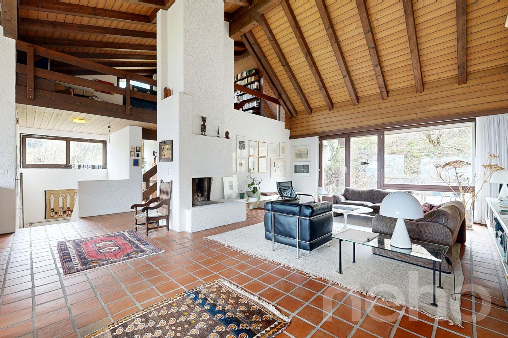 salon avec inside property, plafond haut, high ceiling, plafond en bois, et wood ceiling