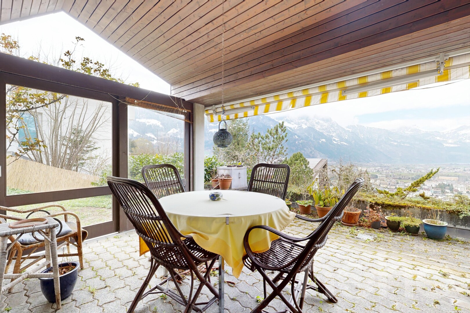 terrasse avec coin repas extérieur, from property, terrasse, mountain view, et vue sur la montagne