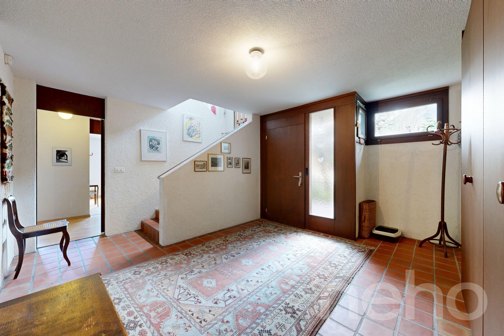 couloir avec inside property, plafond texturé, textured ceiling, light floor, et lumière naturelle