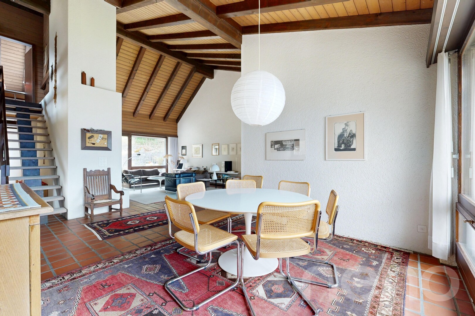 salle à manger avec plafond haut, high ceiling, plafond voûté, vaulted ceiling, et escaliers