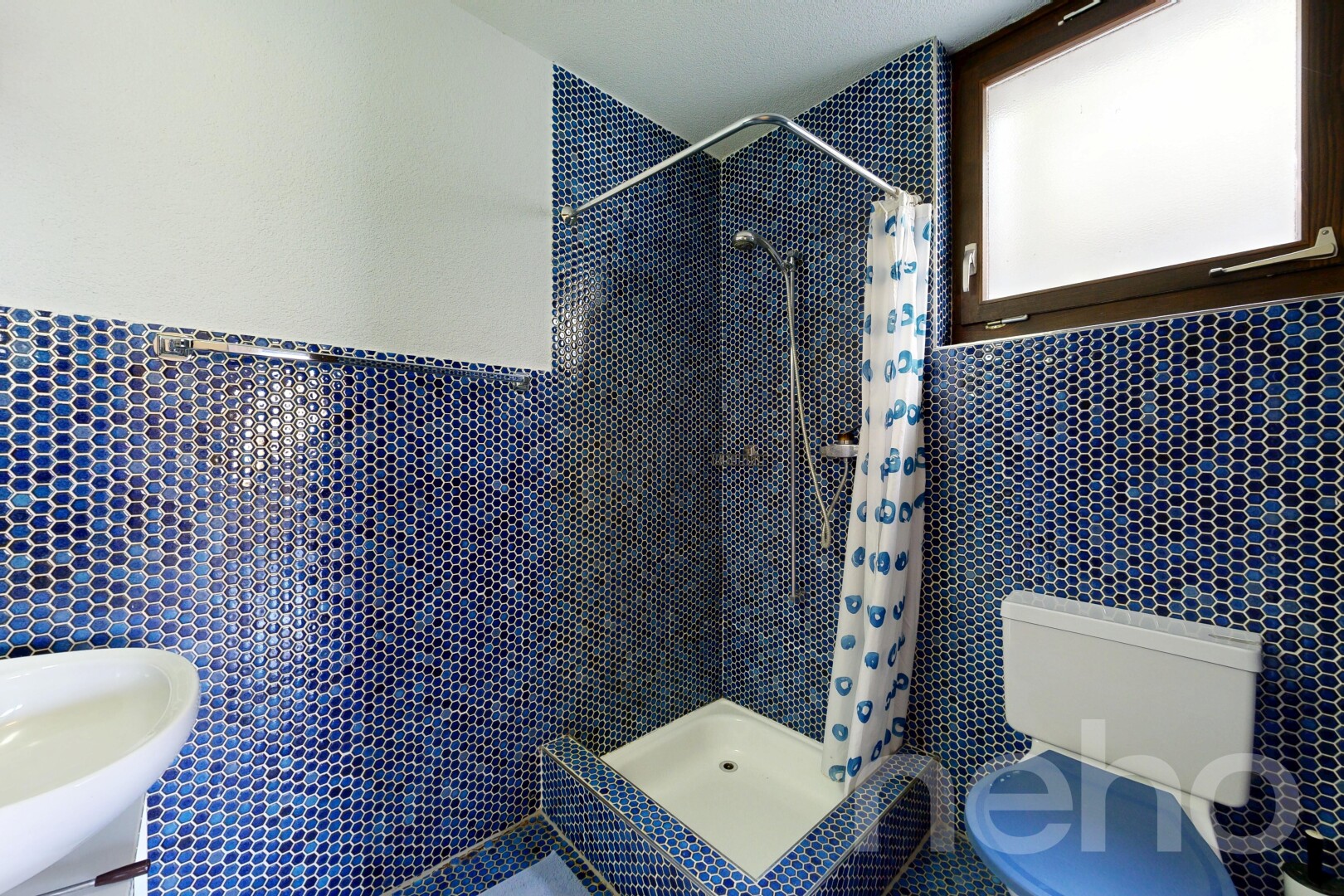 salle de bains avec douche, toilette, salle de bain complète, lumière naturelle, et natural light
