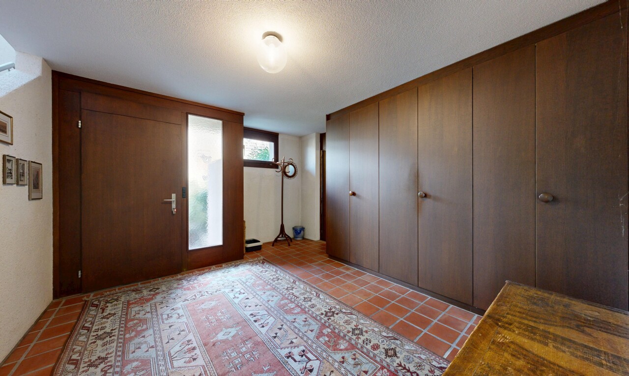 chambre avec light floor, placard, textured ceiling, plafond texturé, et natural light