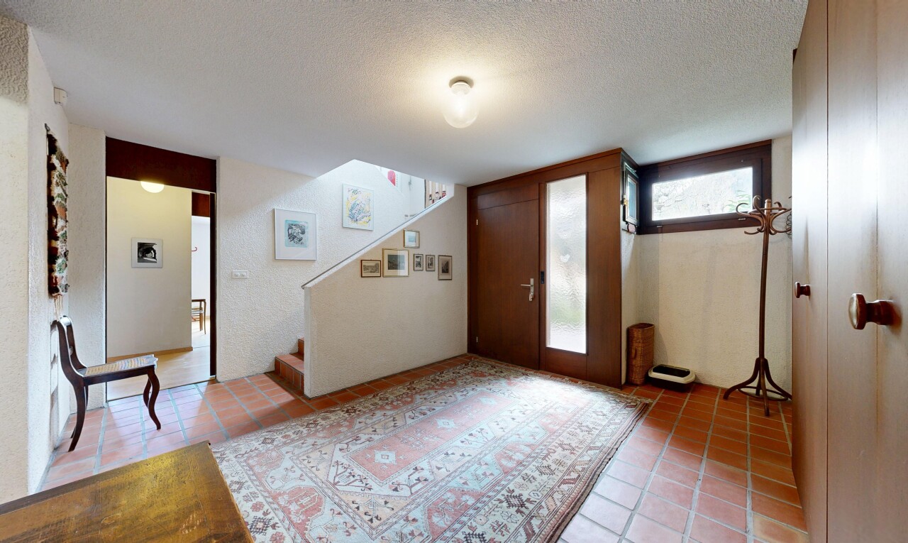 couloir avec inside property, plafond texturé, textured ceiling, light floor, et lumière naturelle