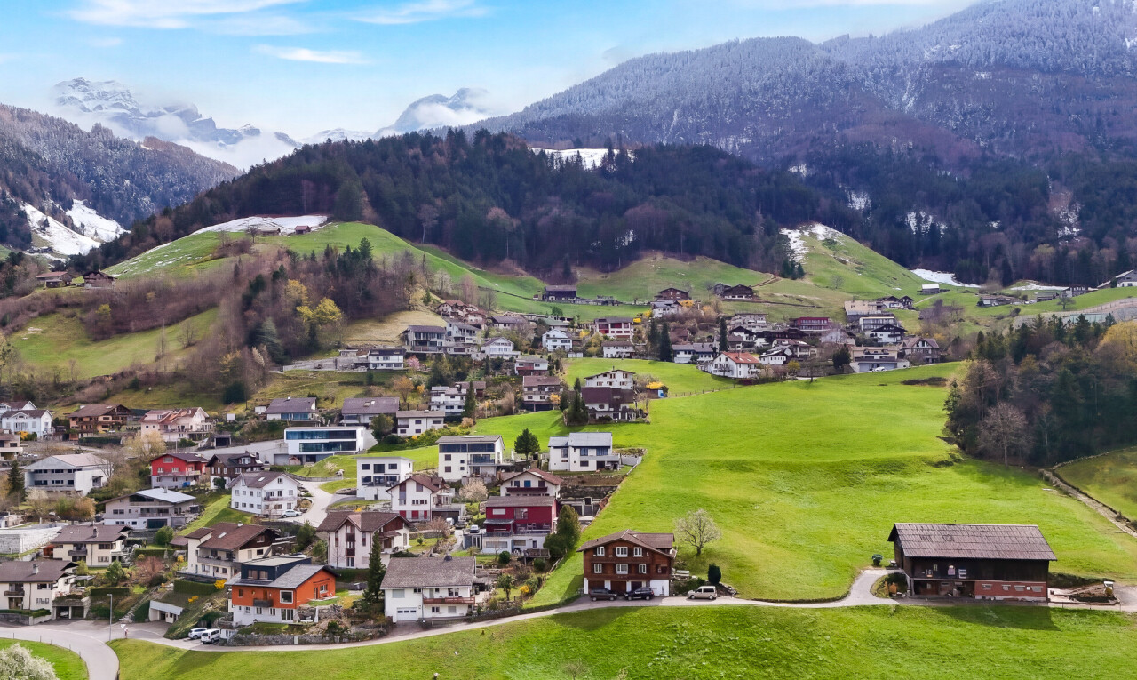 vue sur la montagne avec mountain view, vue sur la montagne, aerial view, day time, et residential view