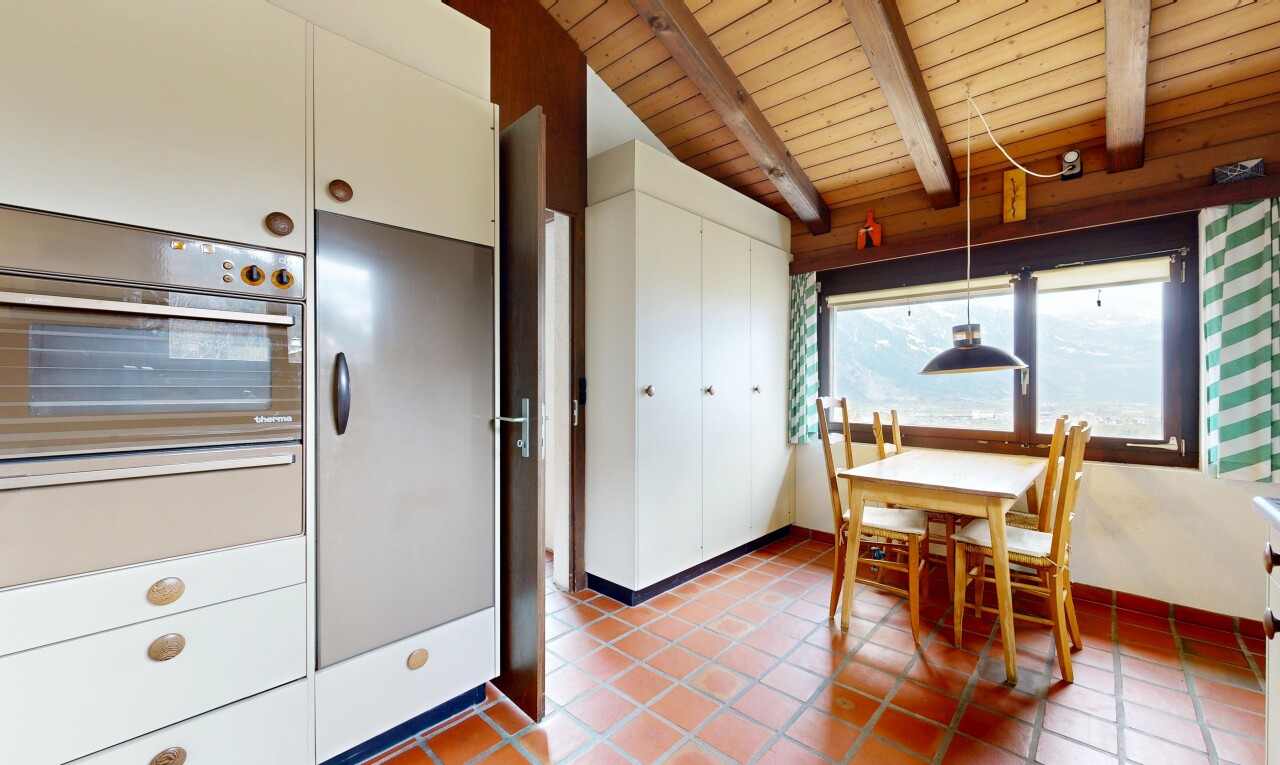 cuisine avec plafond à poutres, beamed ceiling, four, plafond en bois, et wood ceiling