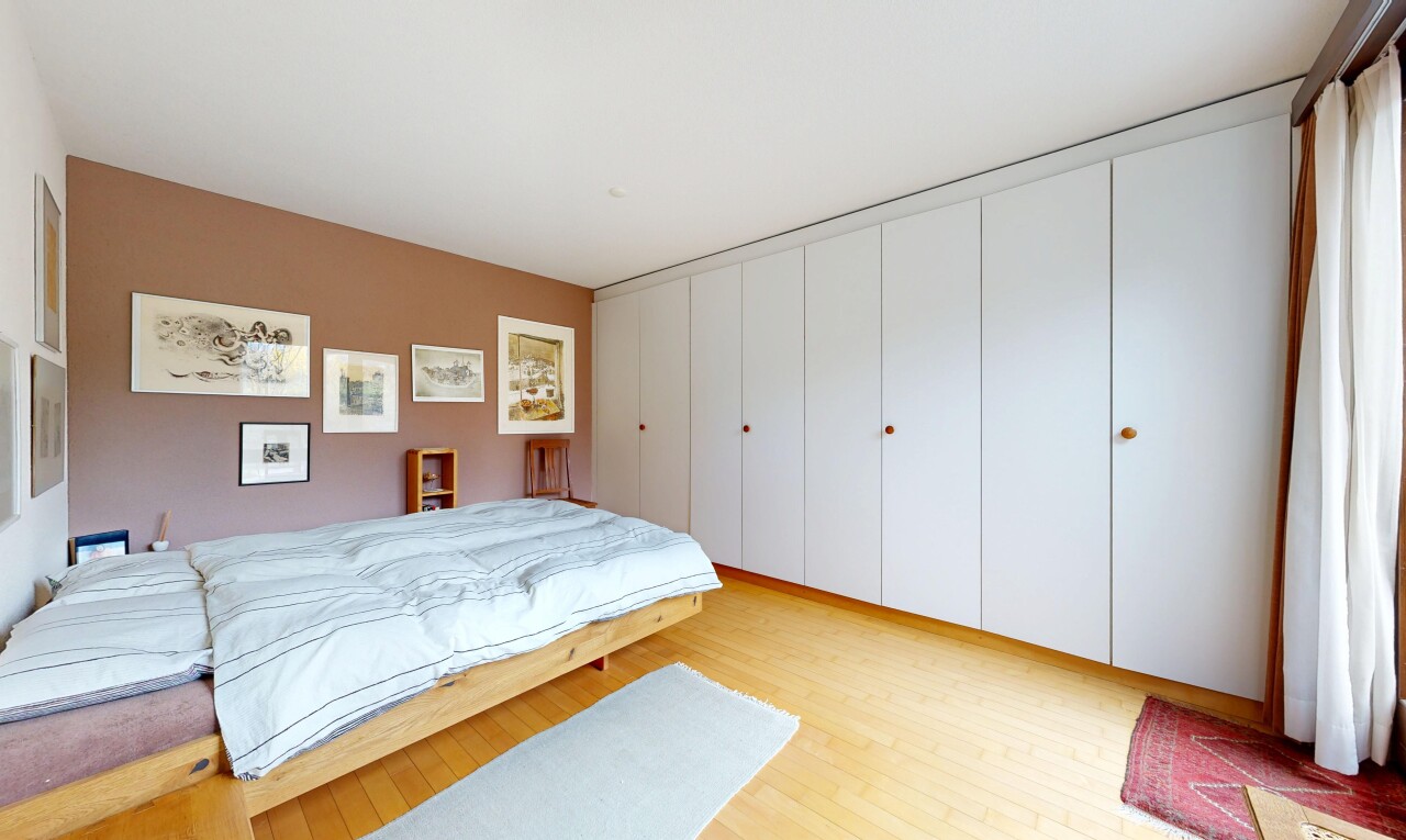 chambre avec inside property, sol en finition bois, wood finish floor, cloison sèche, et drywall