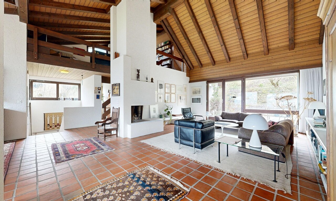 salon avec inside property, plafond haut, high ceiling, plafond en bois, et wood ceiling
