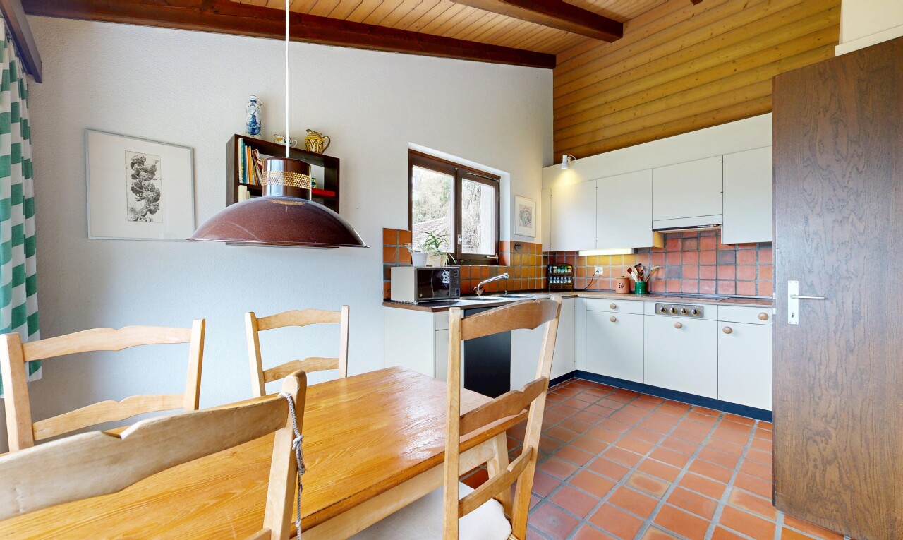 cuisine avec dosseret, backsplash, armoires blanches, white cabinets, et lumière naturelle