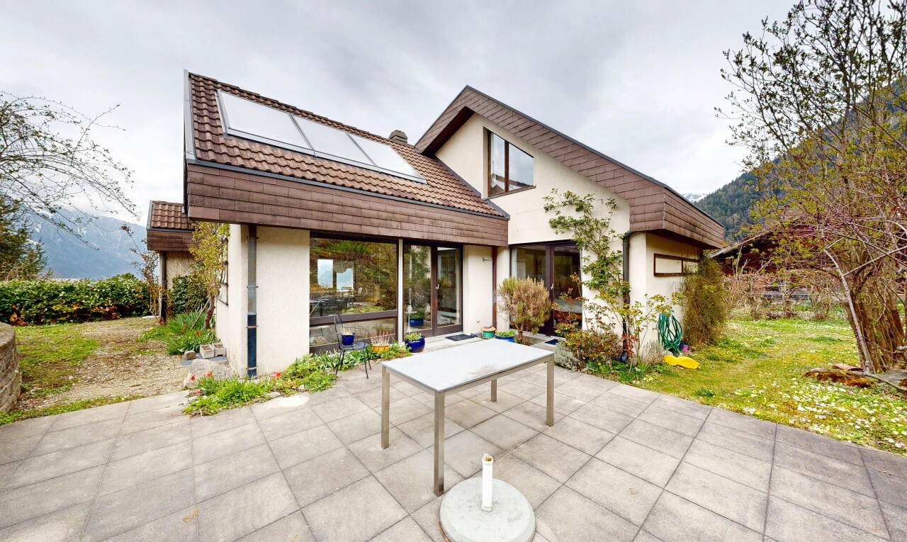 façade avec bardage en stuc, from property, overcast, panneaux solaires, et terrasse