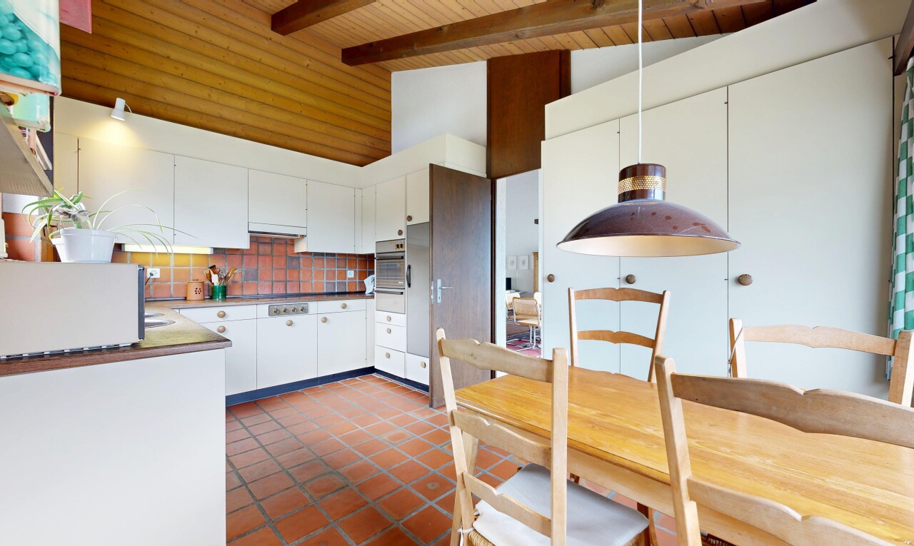 cuisine avec dosseret, backsplash, plans de travail, dark countertops, et plafond voûté