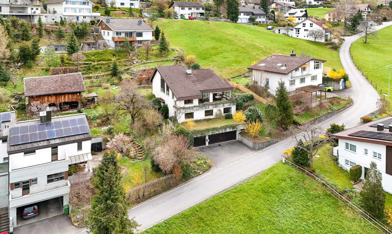 façade avec garage intégré, allée, pelouse, balcon, et residential view