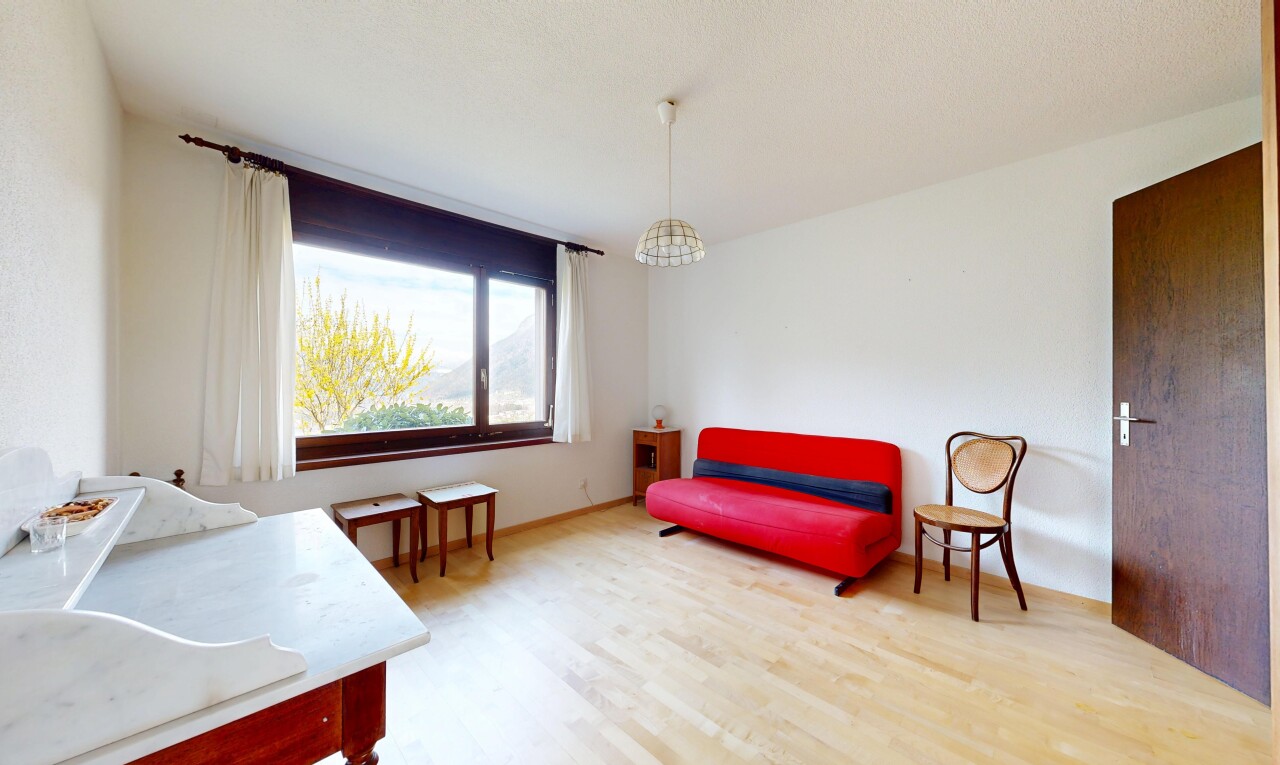 salon avec inside property, drywall, cloison sèche, wood finish floor, et sol en finition bois