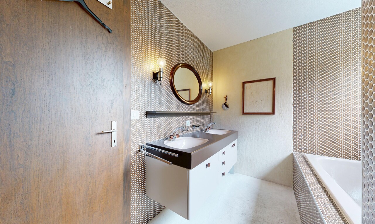 salle de bains avec double vasque, miroir, salle de bain complète, inside property, et bain