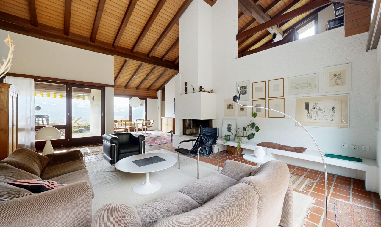 salon avec high ceiling, plafond haut, cheminée, inside property, et natural light