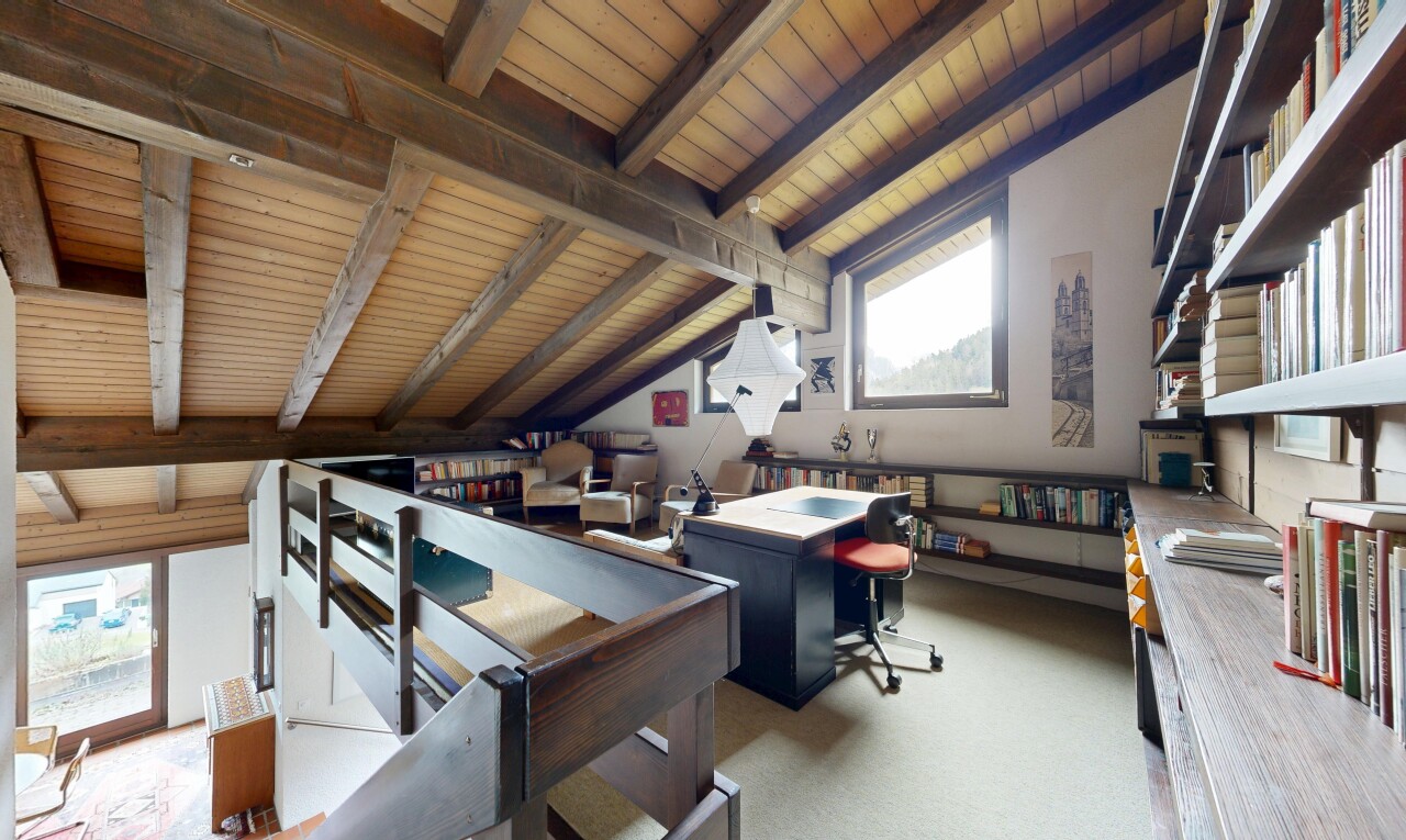 bureau avec natural light, lumière naturelle, beamed ceiling, plafond à poutres, et inside property