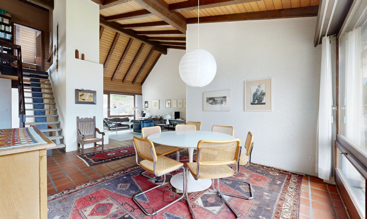 salle à manger avec plafond haut, high ceiling, plafond voûté, vaulted ceiling, et escaliers