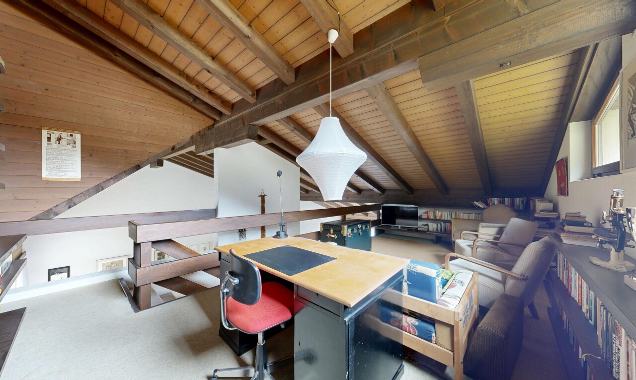 bureau avec drywall, beamed ceiling, inside community, wood ceiling, et espace bureau
