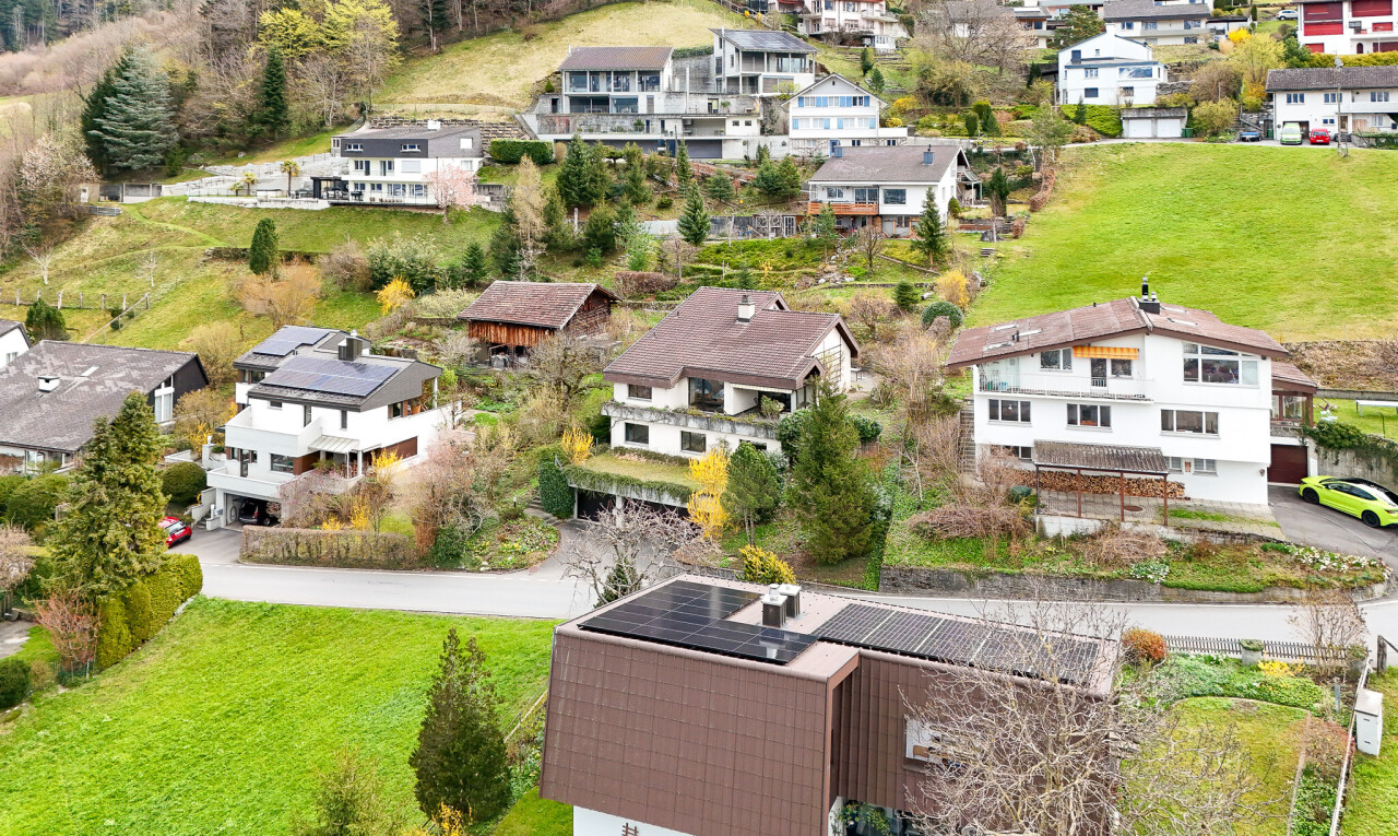 façade avec pelouse, panneaux solaires, vue résidentielle, et residential view