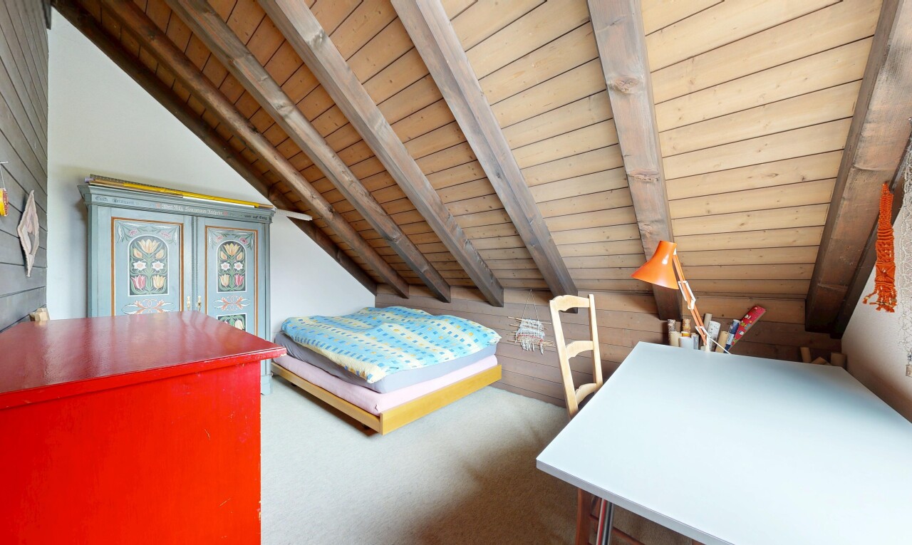 chambre avec plafond en bois, wood ceiling, pièce supplémentaire, plafond à poutres, et beamed ceiling