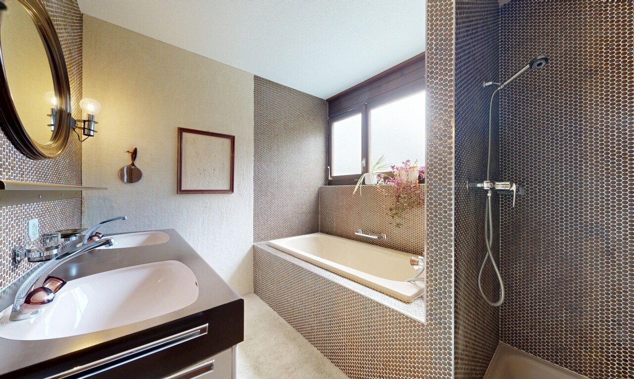 salle de bains avec miroir, bain, douche, natural light, et inside property