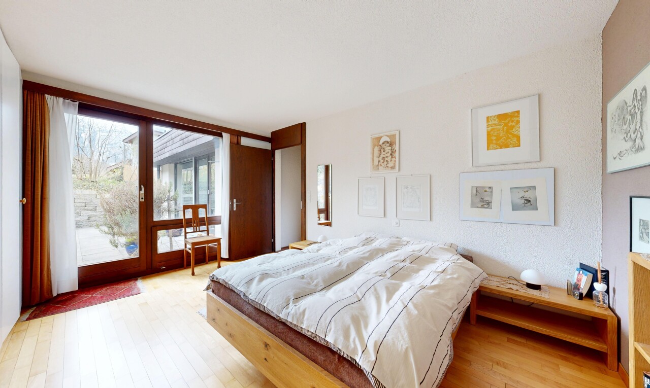 chambre avec accès à l'extérieur, sol en finition bois, wood finish floor, inside property, et lumière naturelle