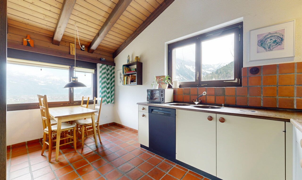 cuisine avec dosseret, backsplash, plafond à poutres, beamed ceiling, et cloison sèche
