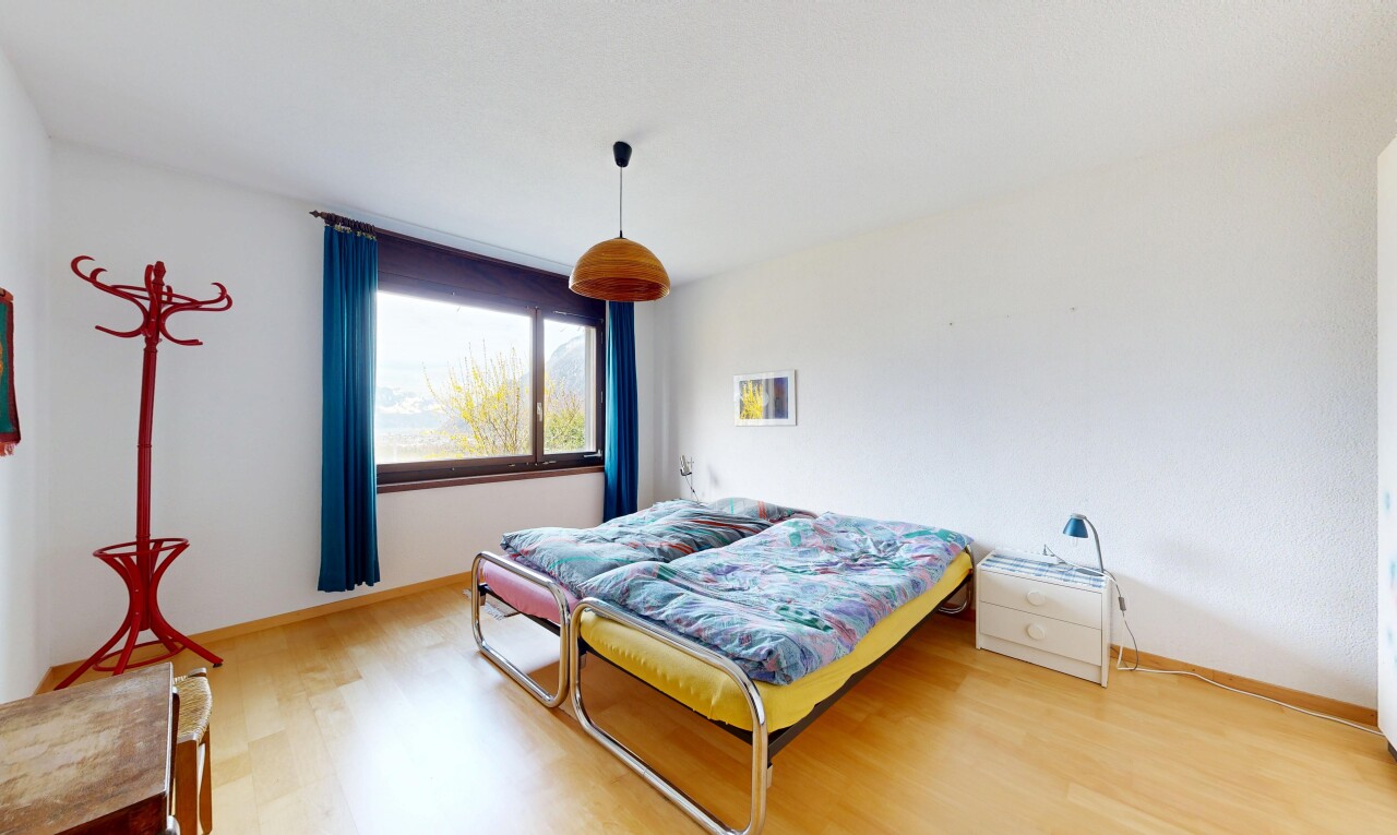 chambre avec wood finish floor, sol en finition bois, natural light, lumière naturelle, et inside property