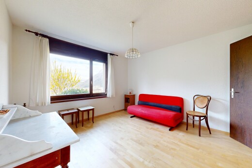 salon avec inside property, drywall, cloison sèche, wood finish floor, et sol en finition bois