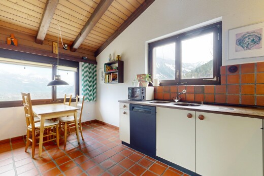 cuisine avec dosseret, backsplash, plafond à poutres, beamed ceiling, et cloison sèche