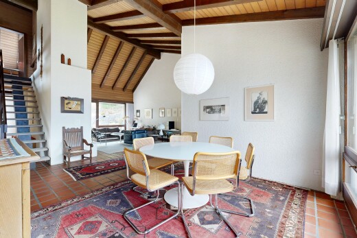 salle à manger avec plafond haut, high ceiling, plafond voûté, vaulted ceiling, et escaliers