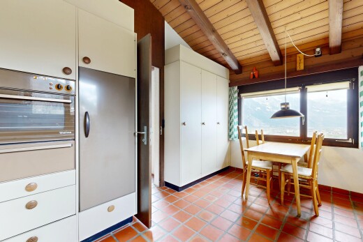 cuisine avec plafond à poutres, beamed ceiling, four, plafond en bois, et wood ceiling