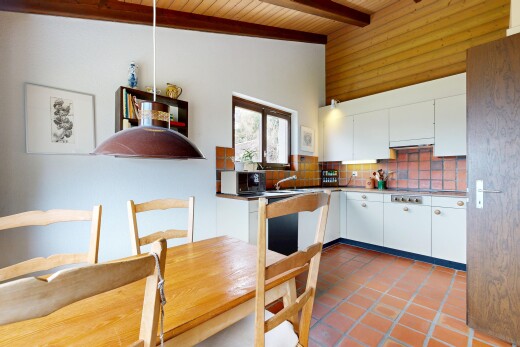 cuisine avec dosseret, backsplash, armoires blanches, white cabinets, et lumière naturelle