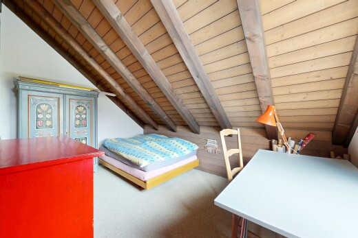 chambre avec plafond en bois, wood ceiling, pièce supplémentaire, plafond à poutres, et beamed ceiling
