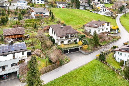 façade avec garage intégré, allée, pelouse, balcon, et residential view