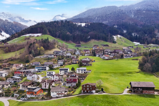 vue sur la montagne avec mountain view, vue sur la montagne, aerial view, day time, et residential view