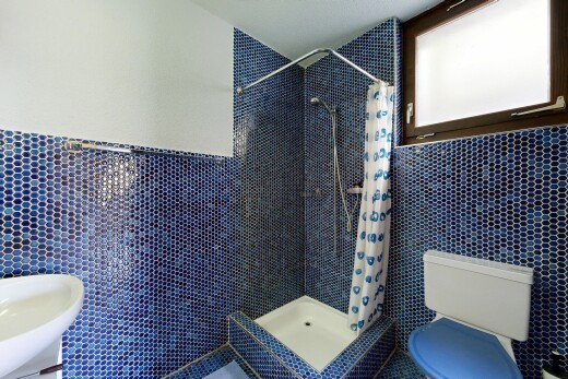 salle de bains avec douche, toilette, salle de bain complète, lumière naturelle, et natural light