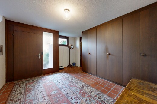 chambre avec light floor, placard, textured ceiling, plafond texturé, et natural light