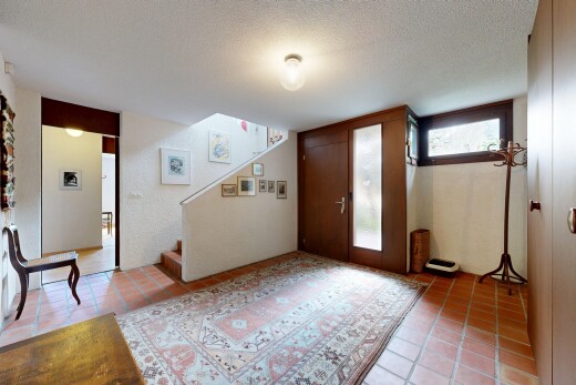 couloir avec inside property, plafond texturé, textured ceiling, light floor, et lumière naturelle
