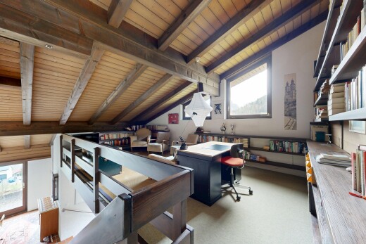 bureau avec natural light, lumière naturelle, beamed ceiling, plafond à poutres, et inside property