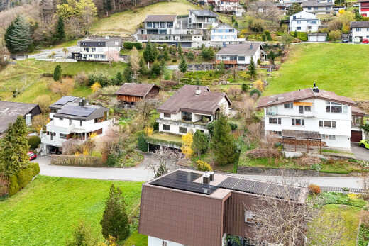 façade avec pelouse, panneaux solaires, vue résidentielle, et residential view