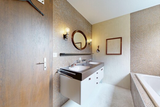 salle de bains avec double vasque, miroir, salle de bain complète, inside property, et bain