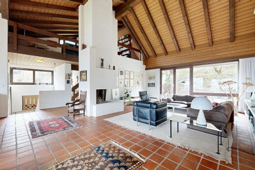 salon avec inside property, plafond haut, high ceiling, plafond en bois, et wood ceiling