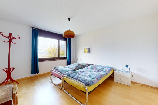 chambre avec wood finish floor, sol en finition bois, natural light, lumière naturelle, et inside property